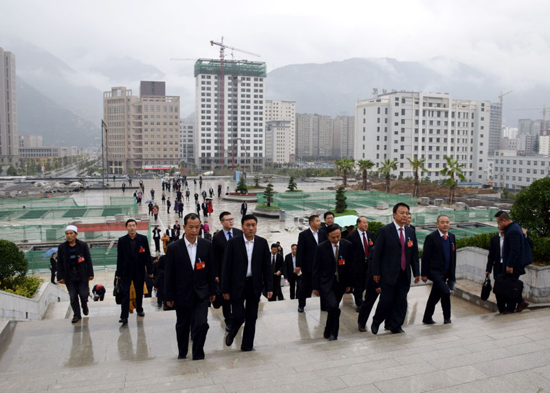 政協(xié)隴南市第四屆委員會(huì)第一次會(huì)議委員參觀階州廣場(chǎng)